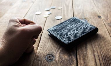 m-cüzdan ve madeni paralarla mans el ahşap arka plan üzerinde