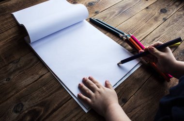 küçük çocuk berabere