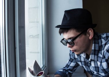 adam bir dergi okuyor