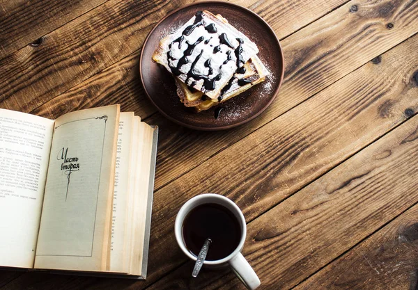 Morning breakfast and book — Stock Photo, Image