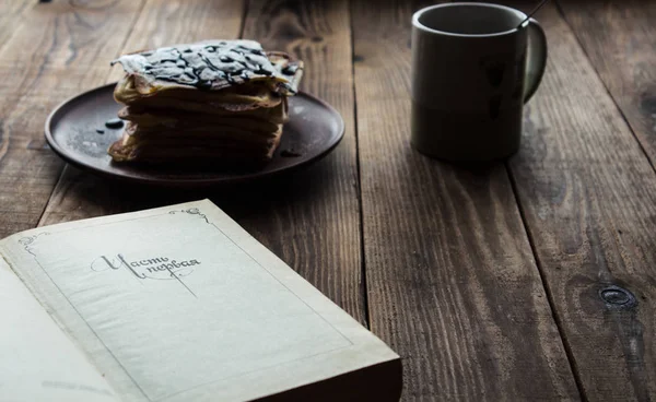 Morning breakfast and book on wooden background — Stock Photo, Image