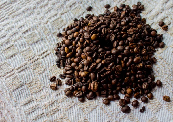 Grãos de café na toalha de mesa — Fotografia de Stock