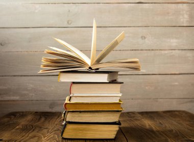 Eski kitaplar ahşap arka plan üzerinde kazık