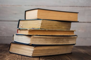 Bir yığın eski kitap.