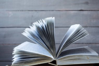 Ahşap arkaplan üzerine kitabı aç