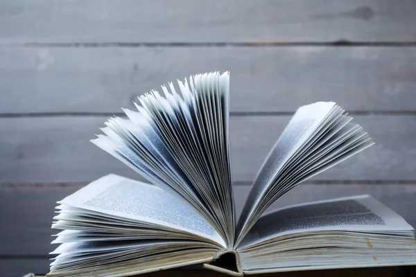 Ahşap arkaplan üzerine kitabı aç