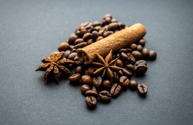kahve çekirdekleri çubuk tarçın ve oniks yıldız