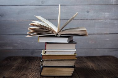 Eski kitaplar ahşap arka plan üzerinde kazık