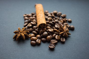 kahve çekirdekleri ve çubuk tarçın ve oniks yıldız