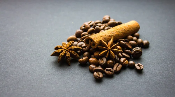 Canela y ónice estrella con granos de café —  Fotos de Stock