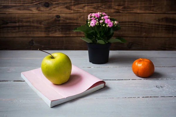 Tangerina de maçã e livro — Fotografia de Stock