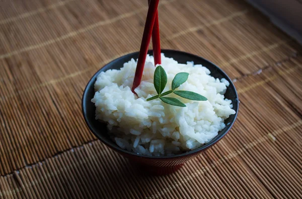 Een plaat van rijst met stokjes — Stockfoto