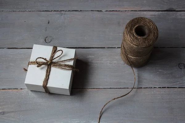 Uma caixa de presente amarrada com uma corda — Fotografia de Stock