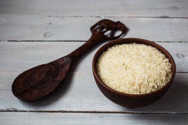 plaka ve tahta kaşık pirinç