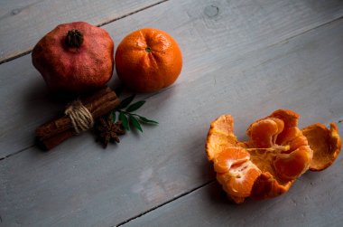 Nar mandalina tarçın ve soyulmuş mandarin