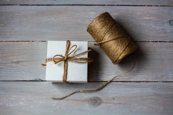 Egy ajándék doboz, egy kötelet kötve — Stock Fotó