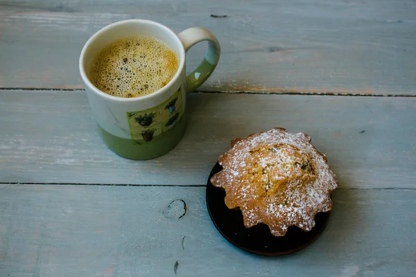 Csésze kávé és egy tányérra cupcake — Stock Fotó
