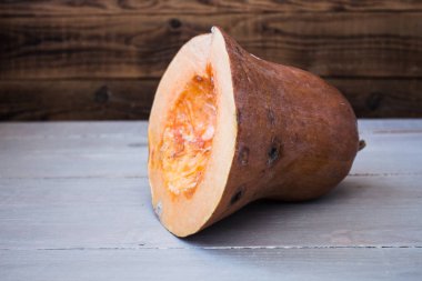 ahşap arka plan üzerinde yarım kabak