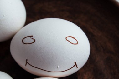 güleryüzlü beyaz yumurta