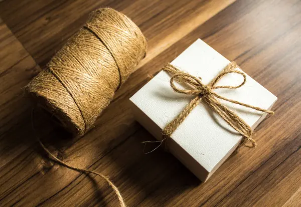 Uma caixa de presente amarrada com uma corda — Fotografia de Stock