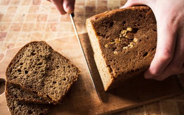 bir adam Mısır ekmeği keser