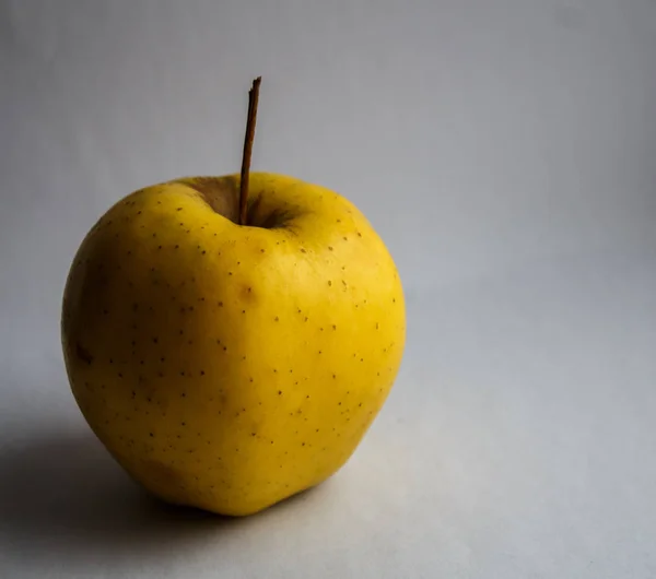 Une pomme jaune — Photo