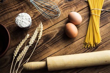 Spagetti ve un ve yumurta ile mutfak eşyaları