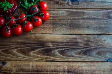 domates yeşil ve ahşap zemin üzerine sos ile