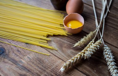 Spagetti ve ahşap arka plan üzerinde yumurta