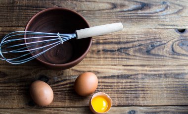 yumurta ile mutfak eşyaları