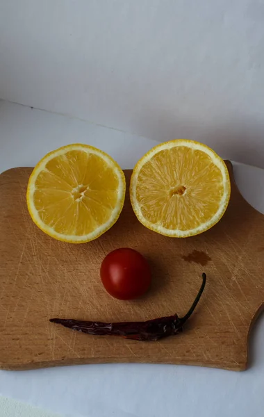 Limão cortado em duas partes tomate e pimenta — Fotografia de Stock