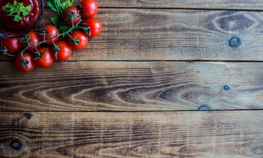 domates yeşil ve ahşap zemin üzerine sos ile