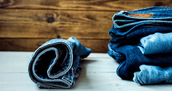 Jeans sobre fondo de madera — Foto de Stock