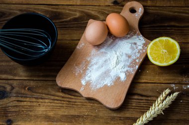 mutfak ahşap zemin üzerine un ve yumurta limonlu