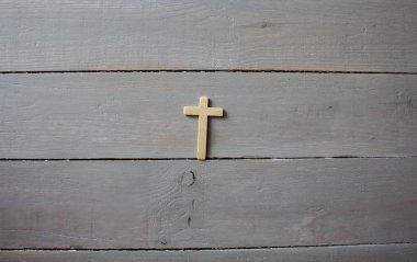 bir duvar üzerinde bir haç