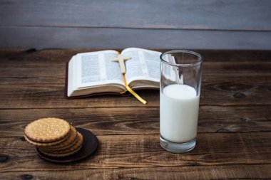 Açık İncil kurabiye ve süt