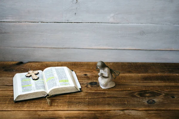 Un angelo aperto bibbia e croce — Foto Stock