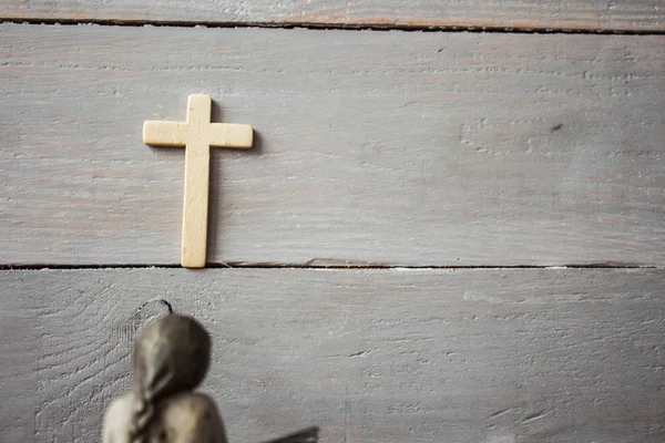 Ангел і хрест на дерев'яному фоні Ліцензійні Стокові Фото