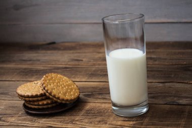 kurabiye ve süt ahşap zemin üzerinde