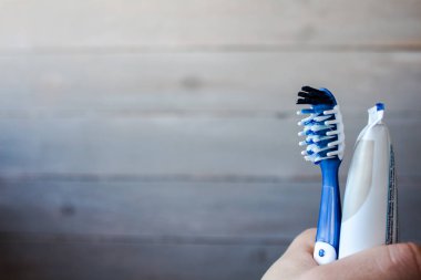 bir diş fırçası andtoothpaste tutan bir adam el