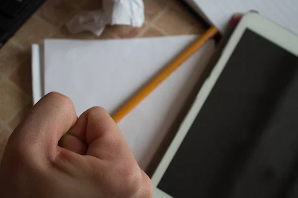 Une tablette d'ordinateur portable et un cahier avec crayon sur la table avec une main d'homme — Photo