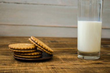 bir kurabiye ve süt