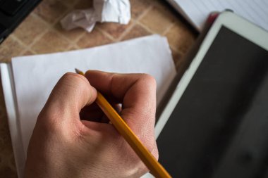 laptop tablet ve defter kalem bir adam el ile tablo ile