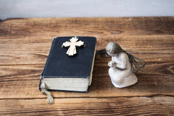 Angel old bible and cross — Stock Photo, Image