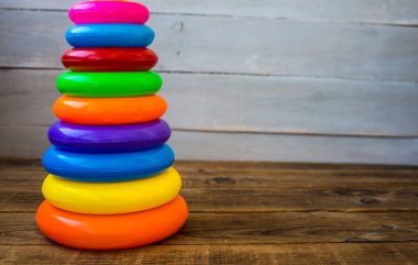 çocuk oyuncak multy-renkli piramit ahşap arka plan üzerinde