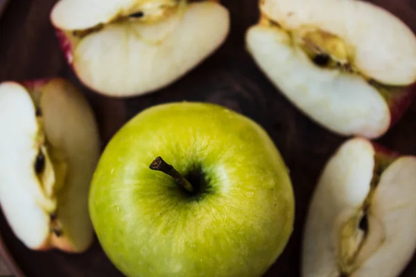 Pomme verte sur une assiette et pomme fendue — Photo