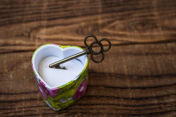 Schlüssel in einer Geschenkbox — Stockfoto