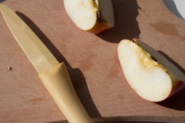 dilim elma ve güneşin bıçak