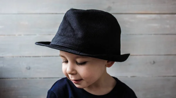 Małego chłopca w kapeluszu — Zdjęcie stockowe