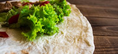 ızgara et domates biber ve Pide salataya